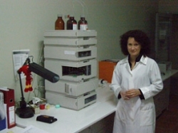 Аспірантка Манойленко Оля виконує складні хроматографічні дослідження