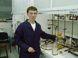 Студент Імінов Рустам в лабораторії синтезу хімічних сполук для біоскринінгу