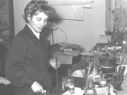Галина Михайлівна Голубушина готує досліди для демонстрації на лекції з органічної хімії (1970)