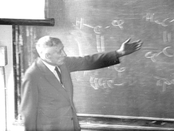 Академік Андрій Іванович Кіпріанов читає лекцію з геометричної ізомерії заміщених алкенів (1968)
