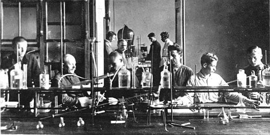 В лабораторії, 1938 рік